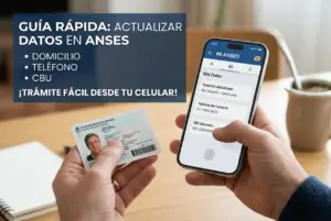 Pessoa usando app Mi ANSES no celular com RG em mãos