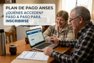 Casal brasileiro acessando o plano de pagamento da ANSES